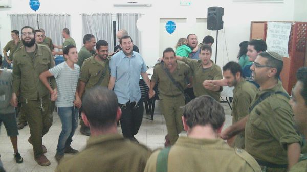 חיילים ומתנחלים רוקדים ברייקדאנס בשומרון