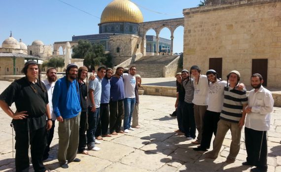 מאות יהודים עלו להר הבית; קטין יהודי שר ונעצר