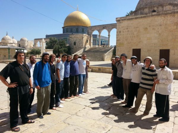 מאות יהודים עלו להר הבית; קטין יהודי שר ונעצר