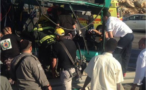 תיעוד: תאונה בין משאית פלסטינית לאוטובוס אגד