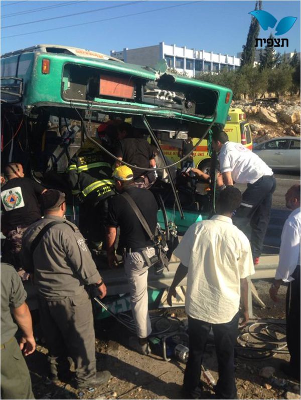 תיעוד: תאונה בין משאית פלסטינית לאוטובוס אגד