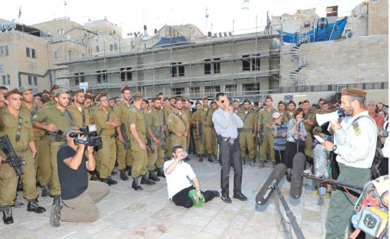 צפו: חיילי גולני מברכים 'הגומל' בכותל המערבי