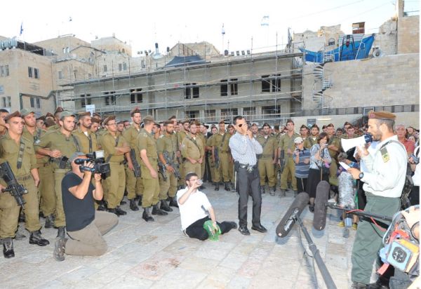 צפו: חיילי גולני מברכים 'הגומל' בכותל המערבי