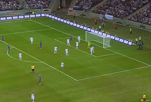 צפו: אוהד פורץ למגרש כשהוא מחופש לרונאלדו