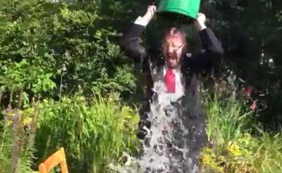 צפו: ח"כ דב ליפמן שופך על עצמו דלי קרח