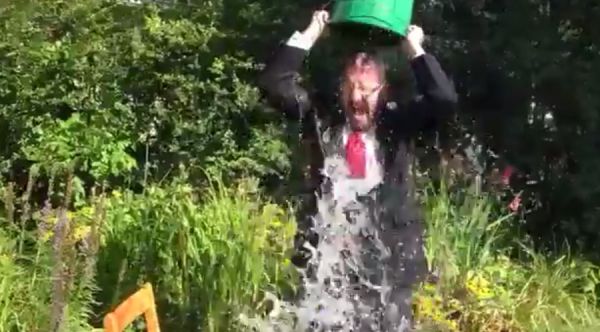 צפו: ח"כ דב ליפמן שופך על עצמו דלי קרח