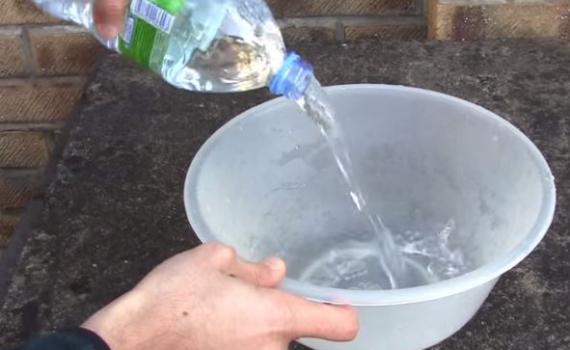 מגניב: איך לרוקן בקבוק מים בשתי שניות