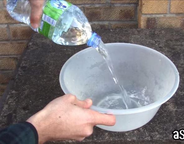 מגניב: איך לרוקן בקבוק מים בשתי שניות