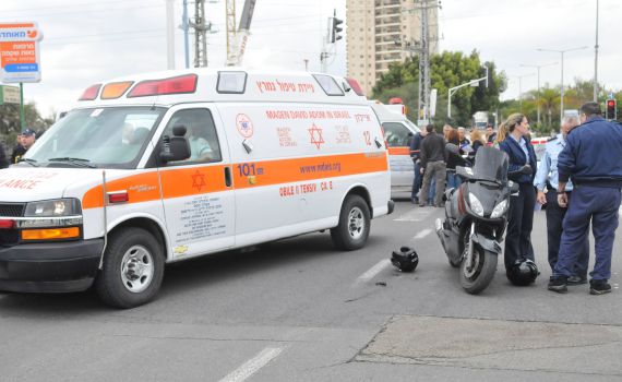 נמלט מחוקרי מס בקפיצה ושבר את שתי רגליו