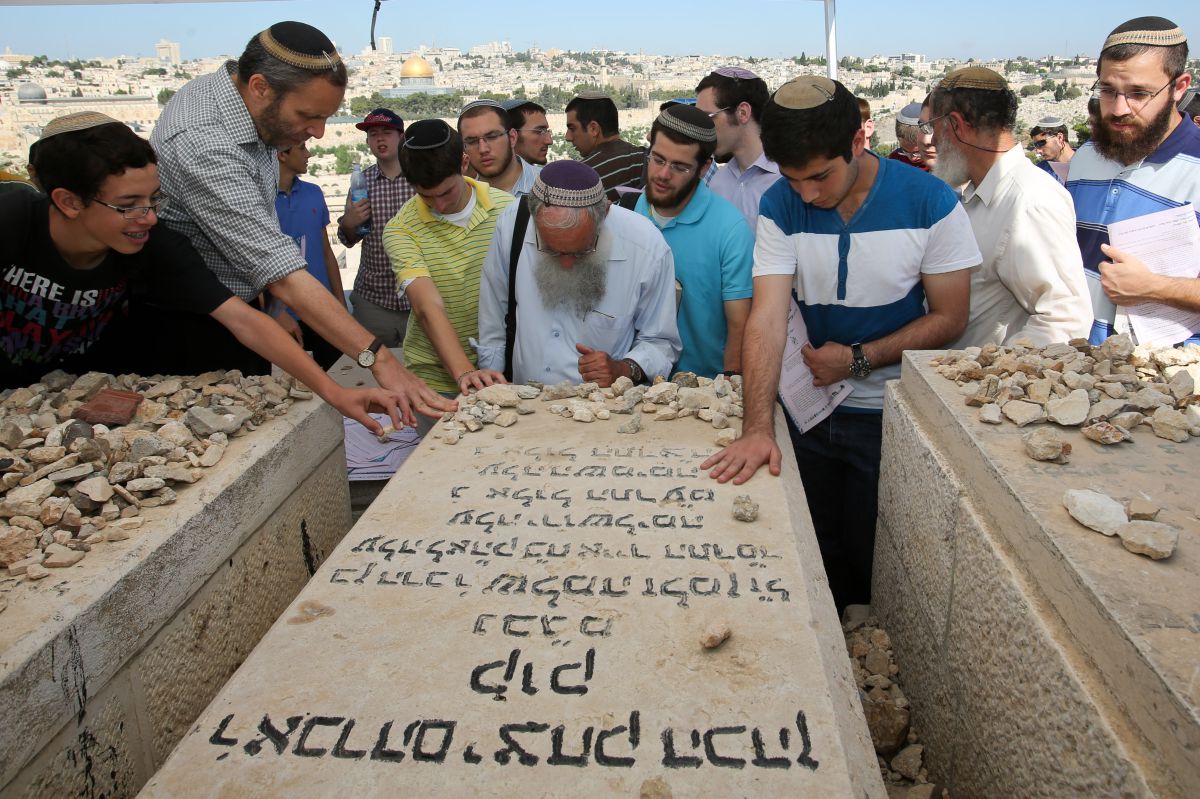 ג' באלול: אלפים עלו לציון קברו של הרב קוק