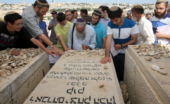 ג' באלול: אלפים עלו לציון קברו של הרב קוק