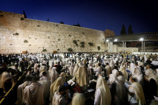 שידור חי: בוכים על החורבן בכותל המערבי