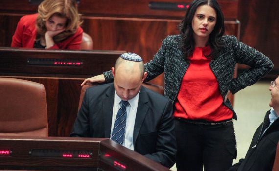 חוק 'ישראל היום' אושר: בנט ושקד נעדרו מההצבעה