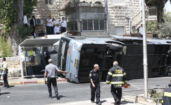 פיגוע טרקטור: מחבל הפך אוטובוס וחוסל