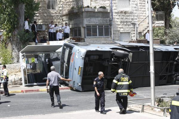 פיגוע טרקטור: מחבל הפך אוטובוס וחוסל