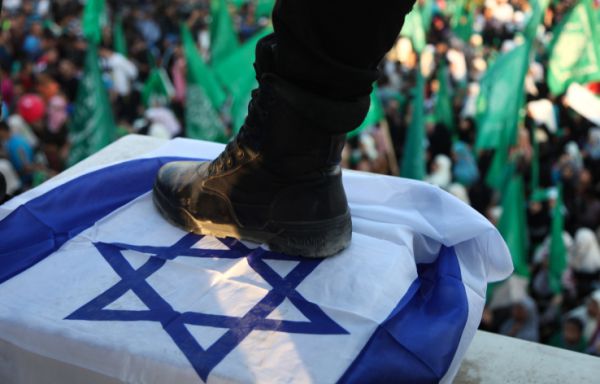 החגיגות בעזה נמשכות: דורכים על דגלי ישראל