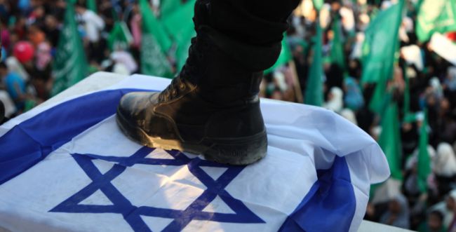 החגיגות בעזה נמשכות: דורכים על דגלי ישראל