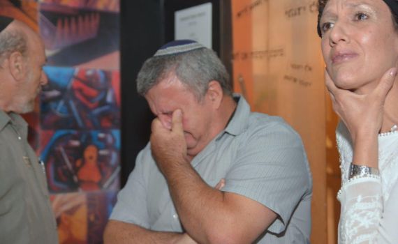 נשבר: כלפה צפה בתמונות מנווה דקלים ופרץ בבכי