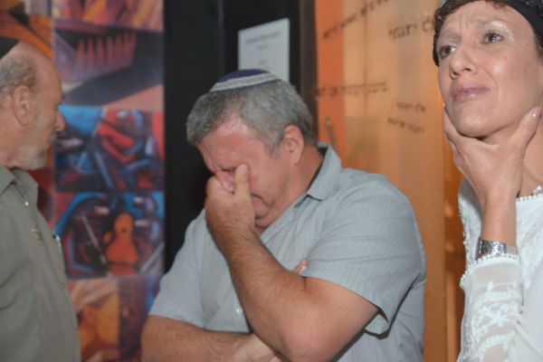 נשבר: כלפה צפה בתמונות מנווה דקלים ופרץ בבכי