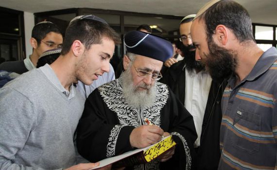 "אביך רוצה שתלמד בישיבה תיכונית? אל תשמע בקולו"