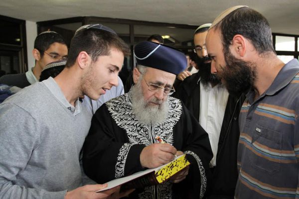 "אביך רוצה שתלמד בישיבה תיכונית? אל תשמע בקולו"