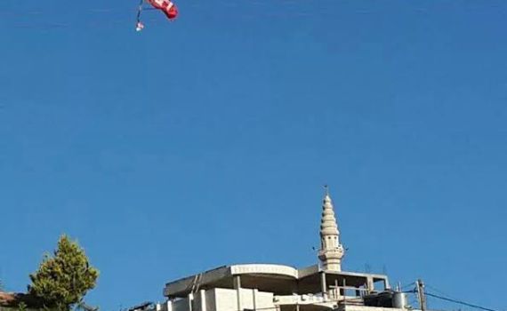 סמוך לזירת הפיגוע: דגל המפלגה הנאצית