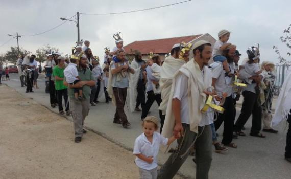 צפו בתיעוד: ילדי יצהר מלקקים דבש