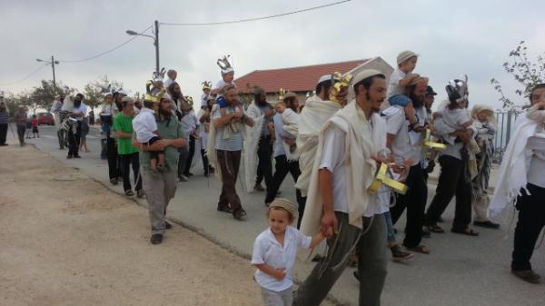 צפו בתיעוד: ילדי יצהר מלקקים דבש