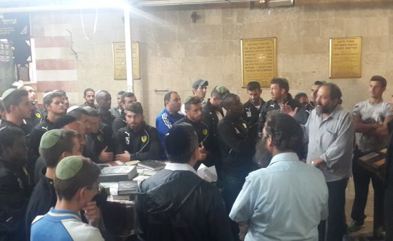 בהפתעה: שחקני בית"ר ירושלים סיירו בחברון