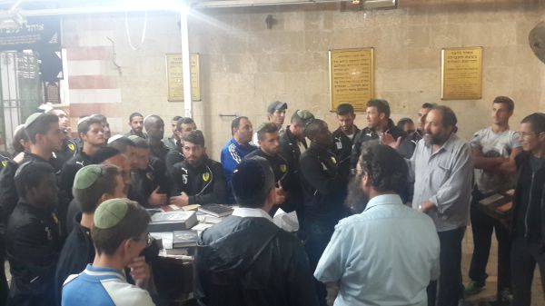 בהפתעה: שחקני בית"ר ירושלים סיירו בחברון
