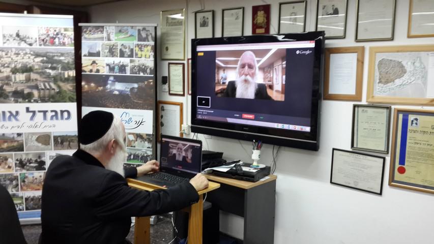 הרב גרוסמן העביר שיעור אונליין לאלפי תלמידים