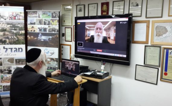 הרב גרוסמן העביר שיעור אונליין לאלפי תלמידים