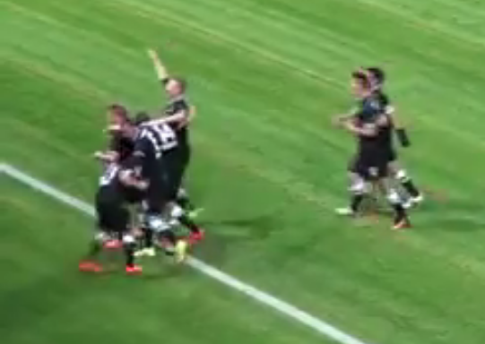 סערה בגרמניה: האם שחקן הצדיע במועל יד?