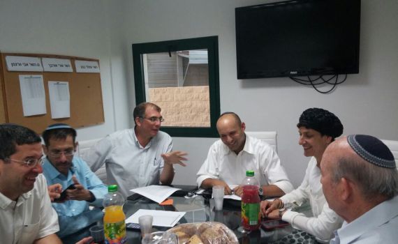 מחנה בנט במרתון שיכנועים של חברי מרכז