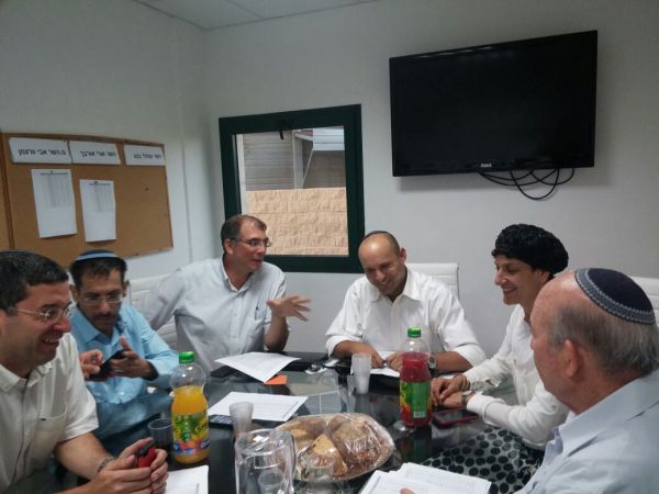 מחנה בנט במרתון שיכנועים של חברי מרכז