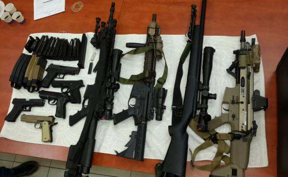 נשר: המשטרה תפסה אוסף של רובי דמה