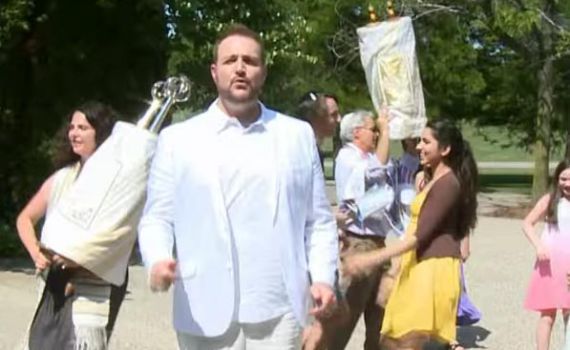 ספר תורה ומיני: שמחת תורה סטייל ארה"ב