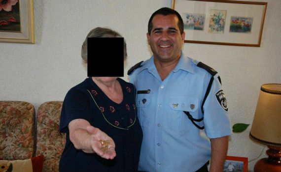 השוטרים החזירו לניצולת השואה את תכשיטיה