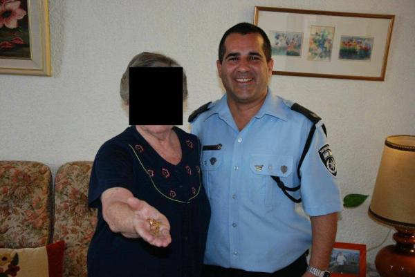 השוטרים החזירו לניצולת השואה את תכשיטיה