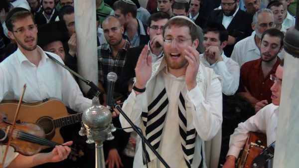 צפו: יצחק מאיר בסליחות בנוסח קרליבך