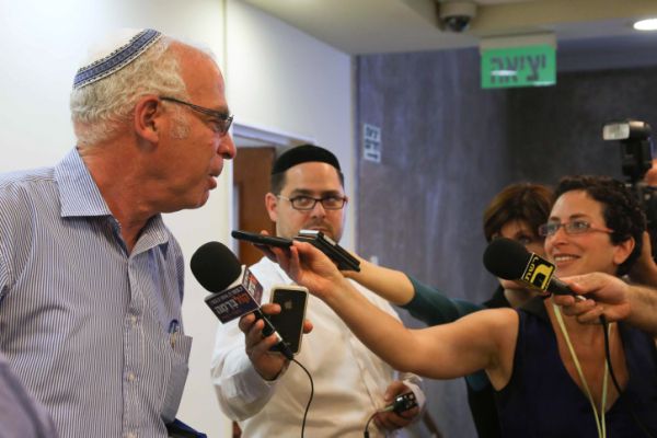 אריאל מציג: יותר פלסטינים בענף הבנייה