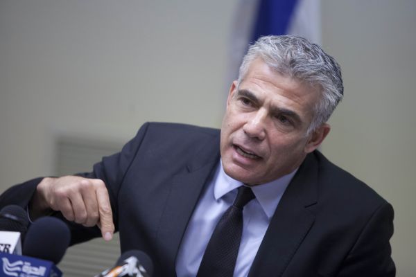 לפיד מבטיח: "ניאבק ביוקר המחיה ובמשבר הדיור"