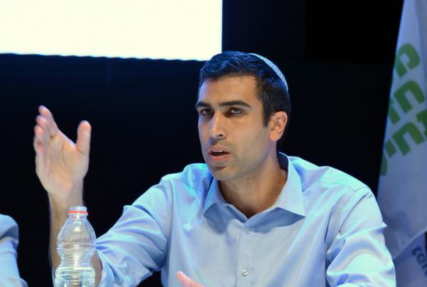 "אנשים הם לא סחורות, אי אפשר להעביר אותם"