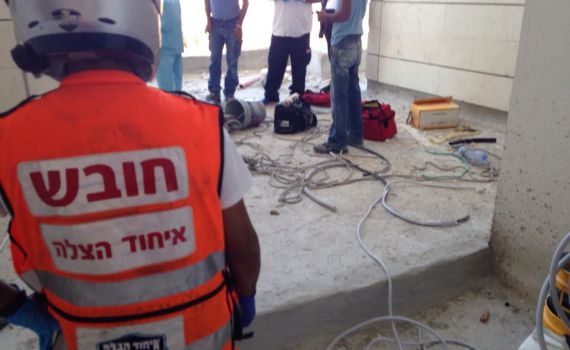 ושוב: פועל שהיה קשור בסנפלינג –  נפל מגובה רב