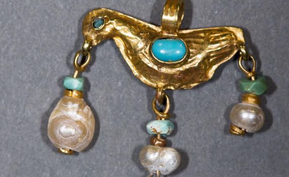 שלד של אישה ותליון זהב התגלו בחפירות