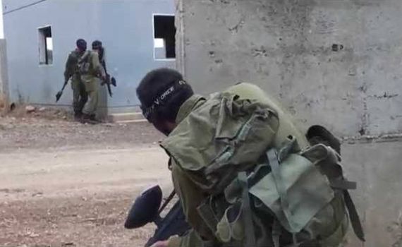 גם בקרקע: טייסי מסוקים מתאמנים בכיבוש כפר