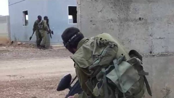 גם בקרקע: טייסי מסוקים מתאמנים בכיבוש כפר