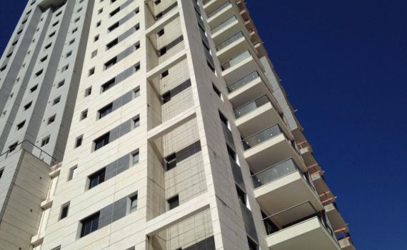 פועל קשור בסנפלניג נפל למותו באתר בנייה