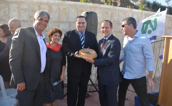 צפו: שר התחבורה הופתע עם עוגת יום-הולדת