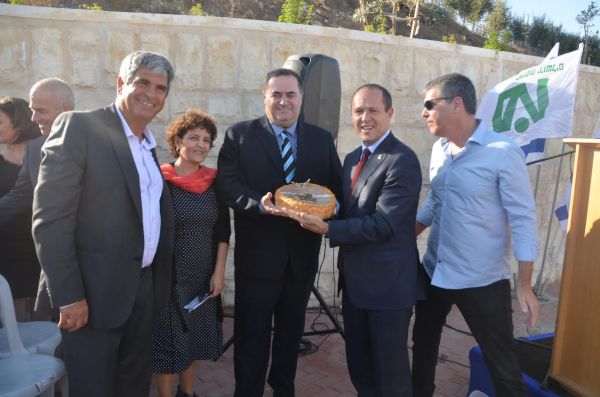 צפו: שר התחבורה הופתע עם עוגת יום-הולדת